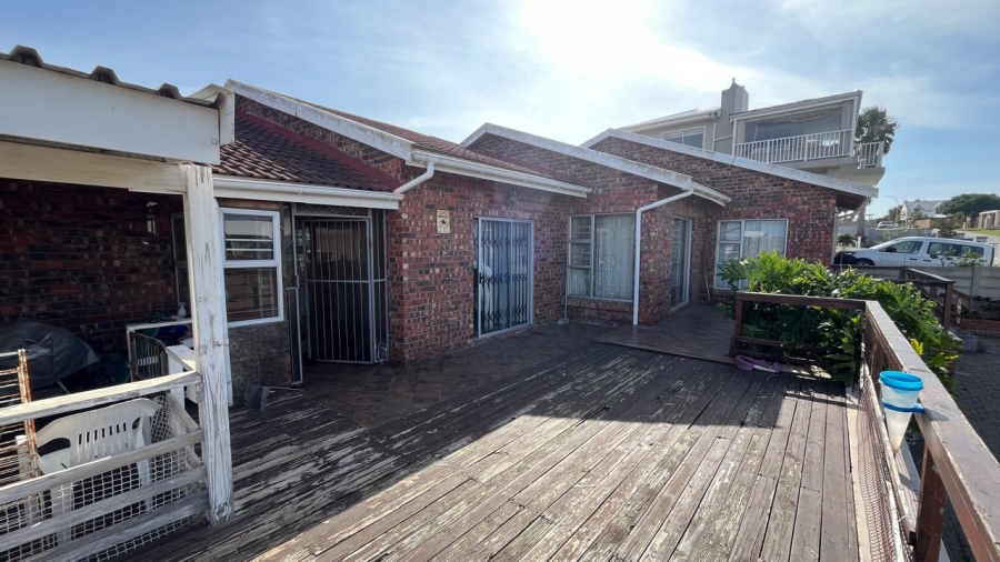 5 Bedroom Property for Sale in Wavecrest Eastern Cape